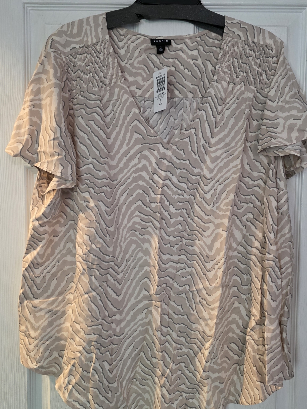 torrid, sz 2, NWT Beige Zebra-Print V-Neck Short Sleeve Top